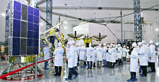 Seminar participants visit the GLONASS production facility. (Photo: Reshetnev)
