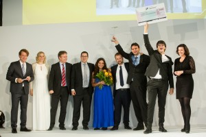 Thorsten Rudolph, Ulrike Daniels (both Anwendungszentrum GmbH), David Argiles (ValSpace Consortium), Rudesindo Hernando Meliá, Maria Dolores Albiol Simo, Manuel Pedreira Gimenez, Jorge Esteve Ripollés and Enrique Martínez Asensi (all Sincratech Aeronautics) and Dorothee Bär (German Federal Ministry of Transport and Digital Infrastructure (BMVI)) © Anna Kreuz