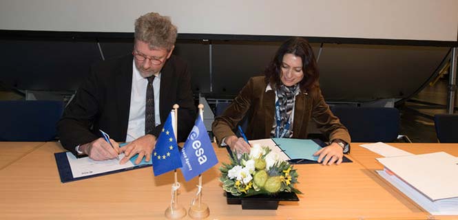 ESA Director of Navigation Paul Verhoef signs the EGNOS V3 contract Jan. 26 with Senior Vice President of Airbus Defence and Space, Mathilde Royer Germain. (Photo: ESA)