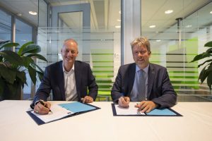 Contract signing: van Schaik (left) and Verhoef. (Photo: ESA)