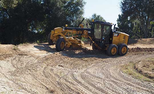 A new mastless motor grader configuration gives operators an improved range of blade motion. (Photo: Trimble)