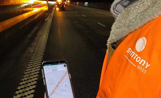 A Syntony team member in a Swedish road tunnel during SubWAVE testing shows the positioning in an underground environment on a smartphone. (Photo: Syntony GNSS)