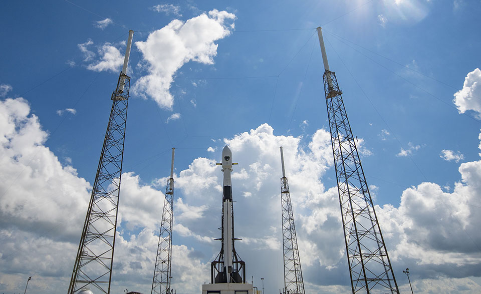 A Falcon 9 with GPS III SV 04 encapsulated inside the payload fairing the stands vertical on the pad at Cape Canaveral’s Space Launch Complex 40 in preparation for launch. (Photo: USAF/SpaceX)