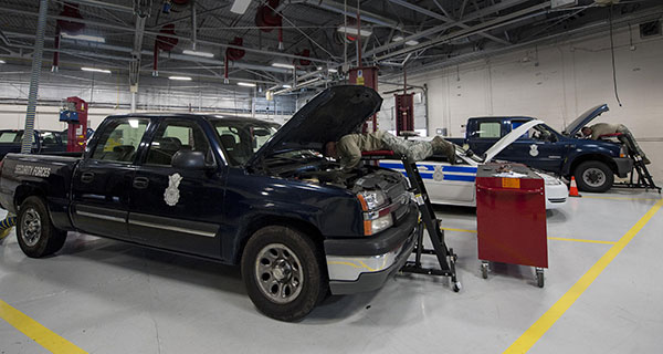 U.S. Air Force Airmen repair government-operated general-purpose vehicles at Moody Air Force Base, Georgia. (Photo: U.S. Air Force/Airman 1st Class Lauren M. Johnson)