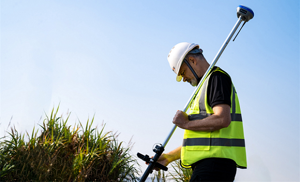 The i73+ includes a built-in UHF modem. (Photo: CHCNAV)