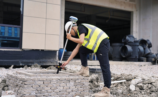 A utility worker uses the tilt-pole-compensation feature to measure a manhole. (Photo: CHC Navigation)