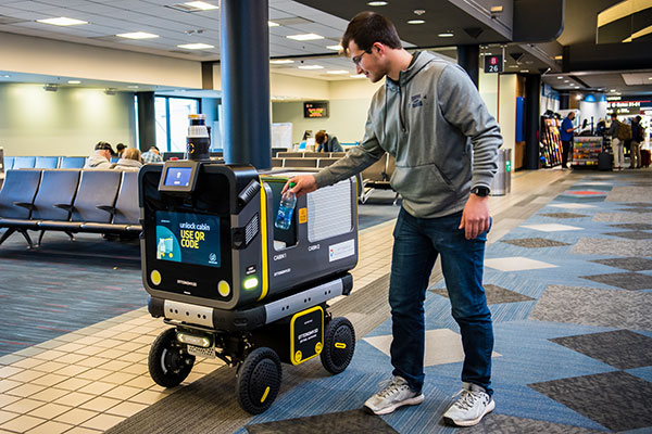 An Ottobot delivers product orders to airport travelers. (Photo: Ottonomy)