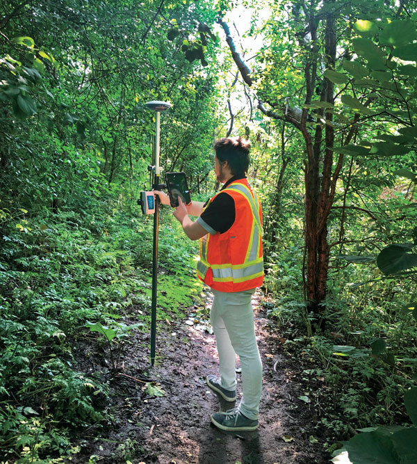 Geneq inc. employee Alex Arsenault operating an SXblue Platinum receiver in Anjou, Montreal. (Image: Nikita Sapeguine / Geneq)