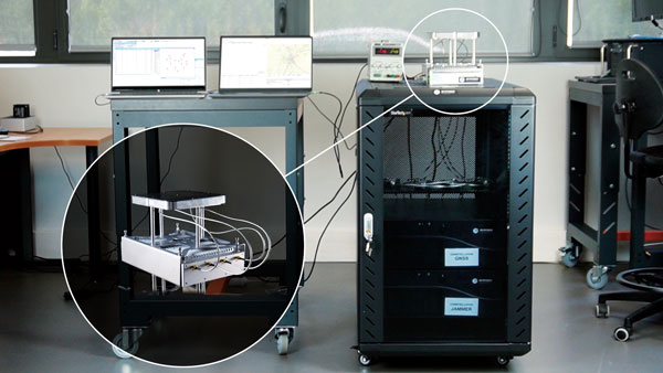 Cerber CRPA receiver with four-channel antenna and Constellator CRPA simulator. (Photo: Syntony)