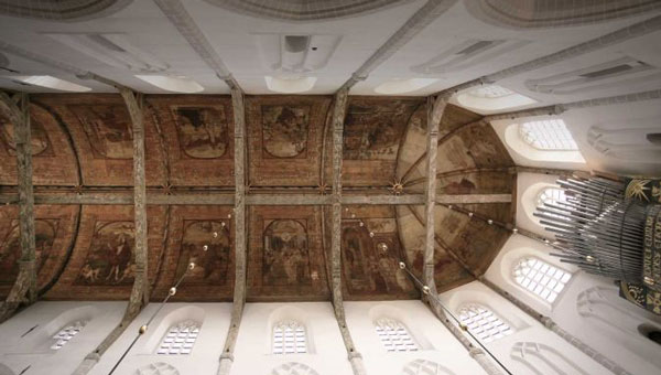 Towering at 25 m, the barrel vault of the Grote Kerk in Naarden showcases an extraordinary work of art. The five-century-old paintings above the nave and choir are astonishingly well-preserved, with every panel remaining intact. (Photo: Stichting Grote Kerk Naarden)