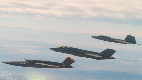 Kratos Valkyrie CCA flying with F-35 and F-22. (Photo: Kratos)
