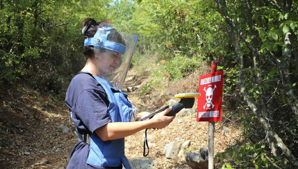 Supervisor Valbona Ceka mapping the perimeter of a new minefield with the Trimble DA2 GNSS receiver. (Photo: Trimble)