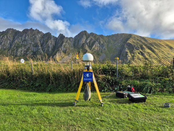 Multi-beam satellite navigation antenna test. (Photo: ESA)